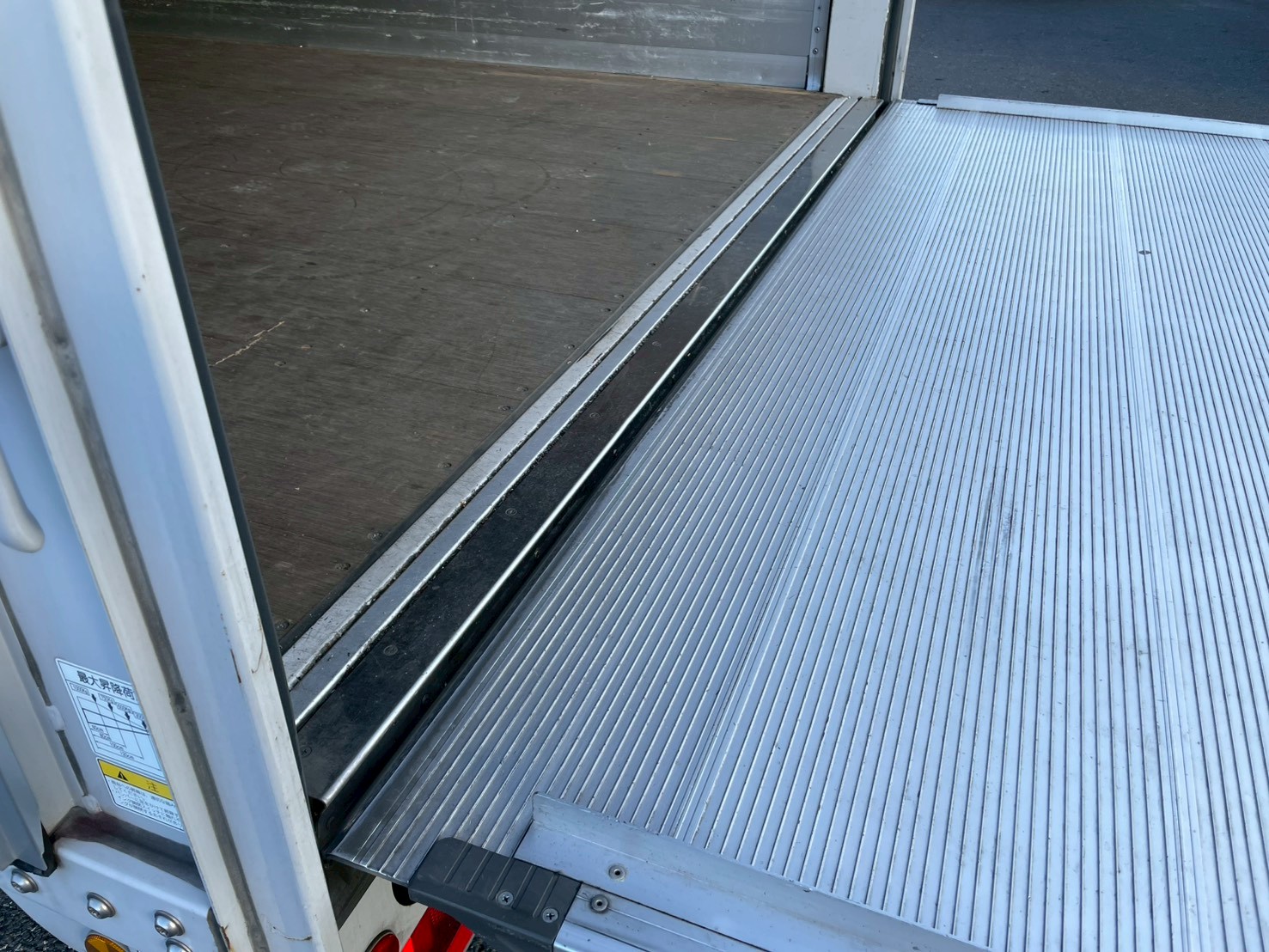 いすゞ 中型ワイド  アルミウィング 2RG-FRR90T2